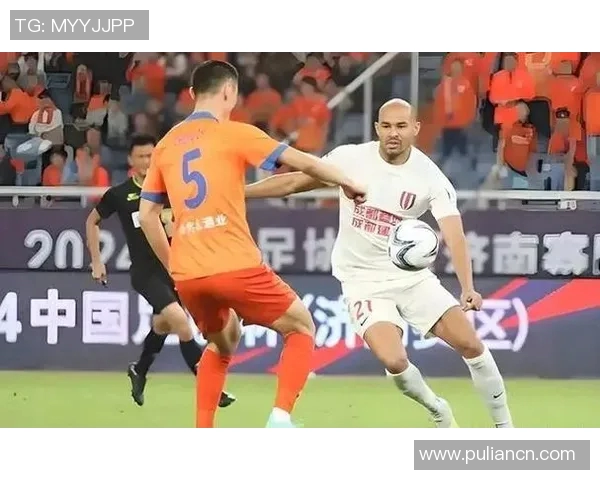 成都足球队在城市联赛中以80分高居榜首展现强劲实力