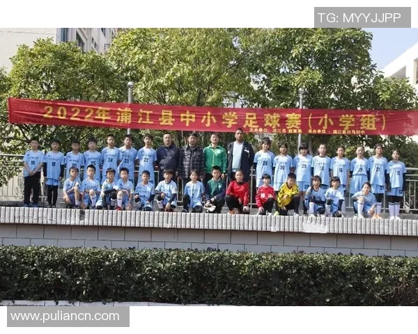 杭州足球队在冠军赛中的灵活性表现引发热议展现出强大竞争力与战术智慧