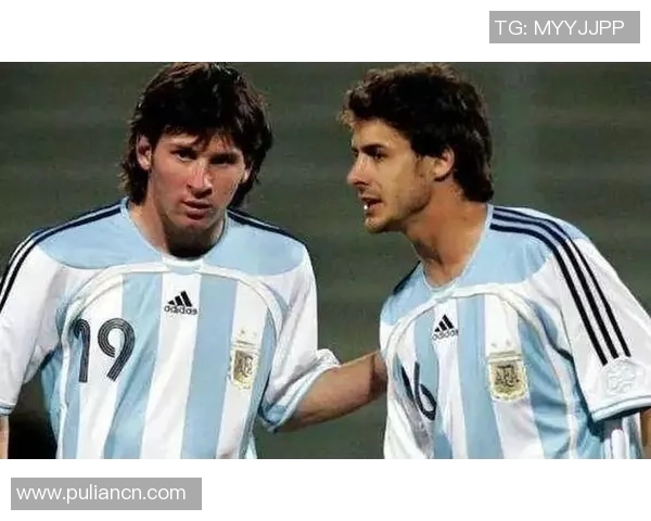 微笑足球明星的背后故事与成就揭秘，谁是你心中的足球偶像